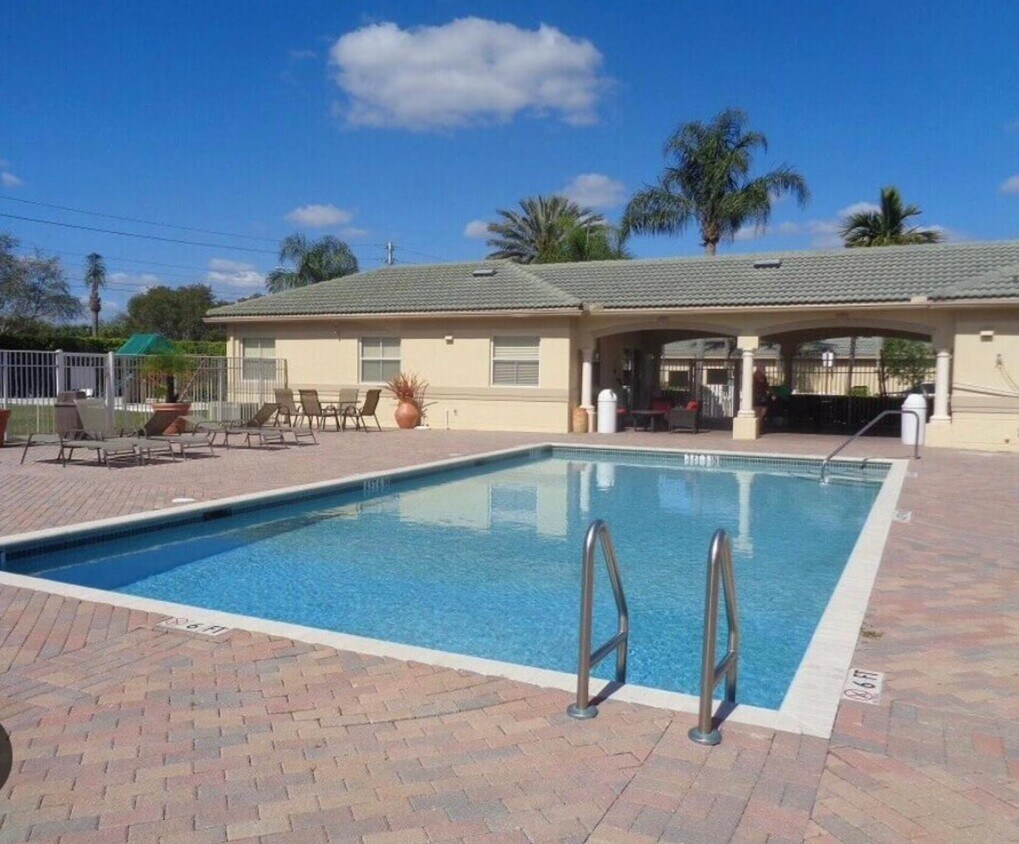 Primary Photo - 2080 Greenview Shores Blvd