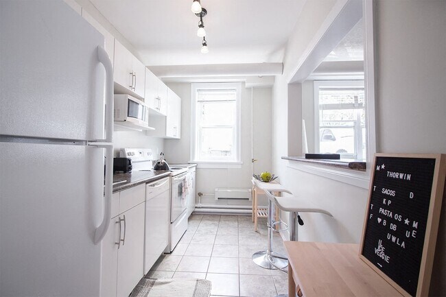 1BDR - Cuisine - 195 Cathedral Apartment