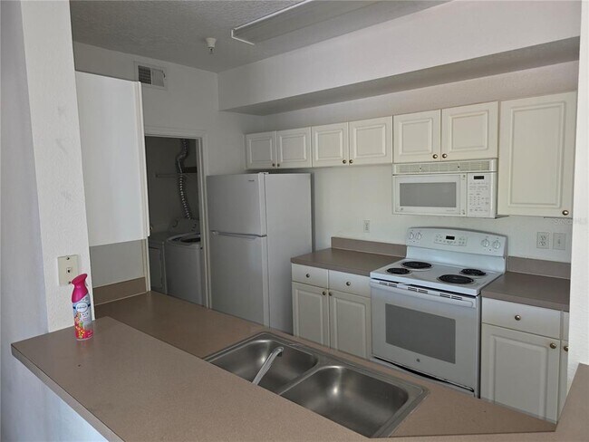 Building Photo - 5554 Metrowest Blvd