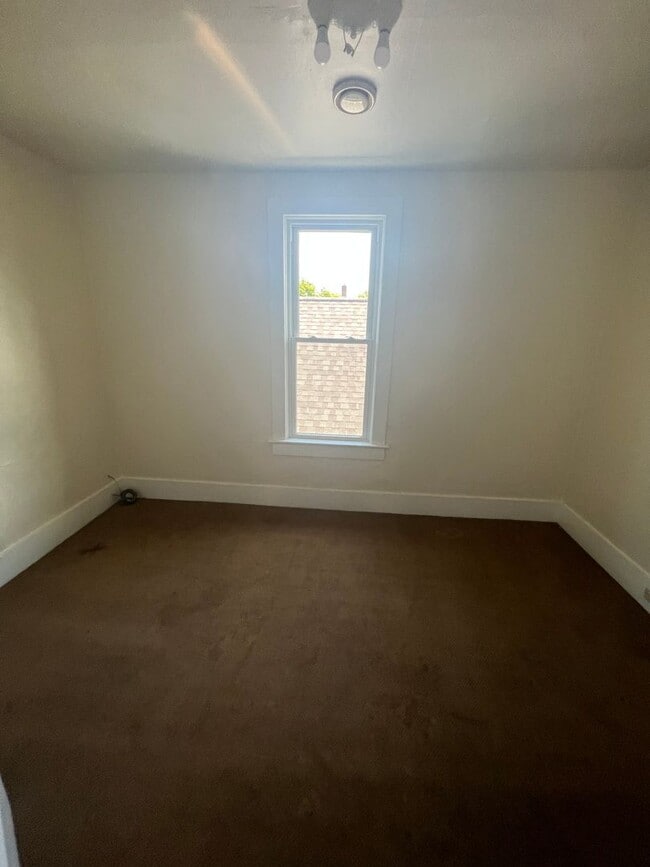 Building Photo - 627 E 13th St