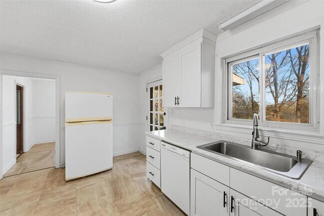 Foto del edificio - Room in House on Cox Mill Rd