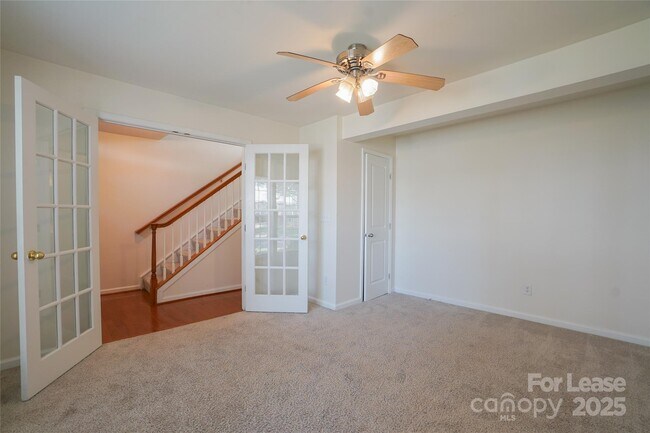 Foto del edificio - 15658 King Louis Ct
