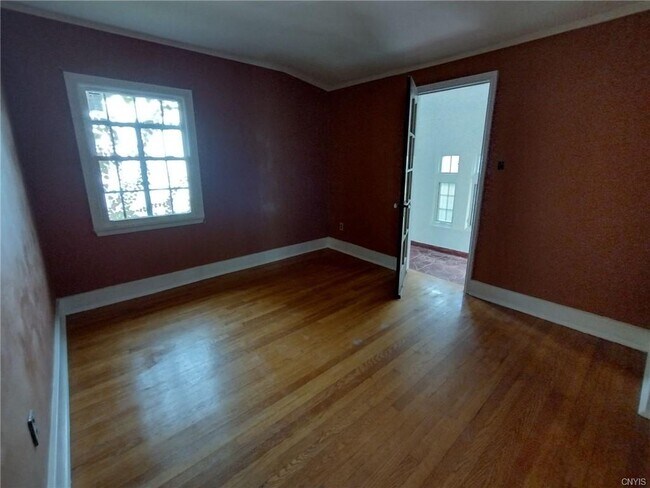 Building Photo - 401 Oak St