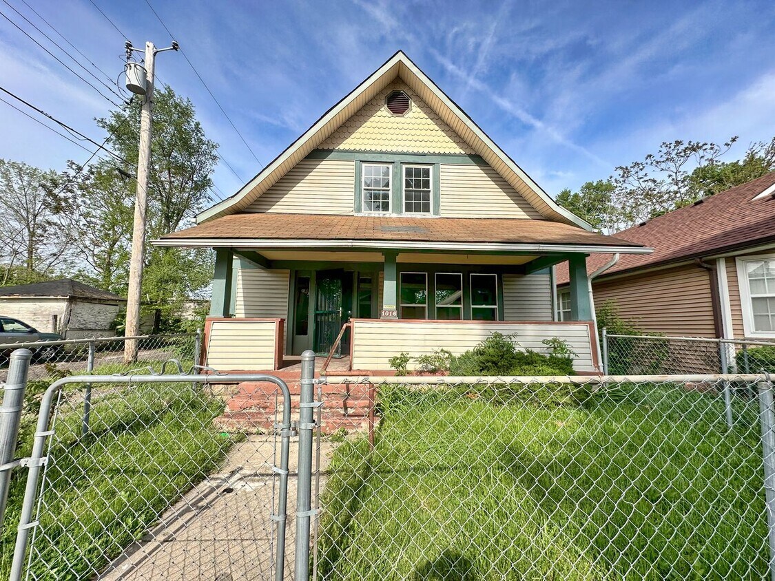 Foto principal - 3 bed 1 bath home located on the desirable...