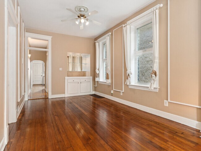 Building Photo - 2334 W Dickens Ave