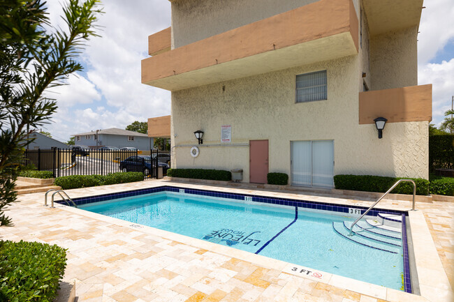 Building Photo - Le Jeune House