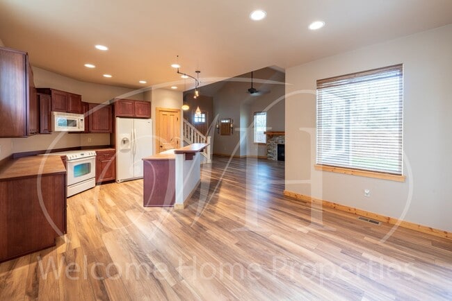 Building Photo - Impeccable 2 Bed 2.5 Bath Home With Charmi...