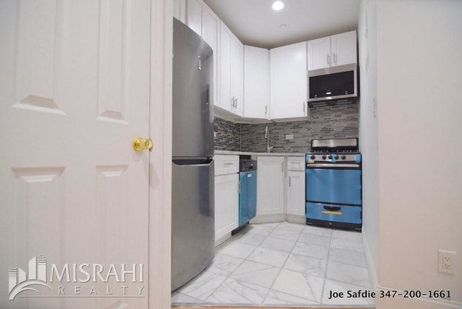 Building Photo - 163 W 71st St