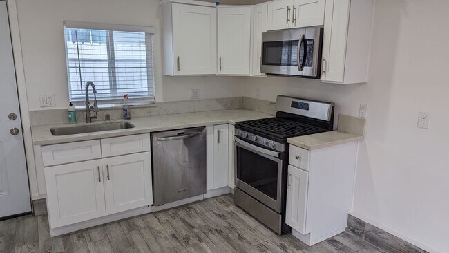 Foto del edificio - 6640 Woodlake Ave