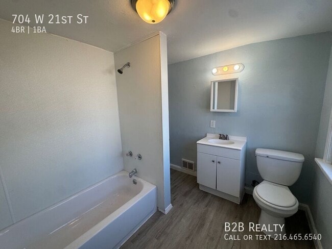 Building Photo - 704 W 21st St
