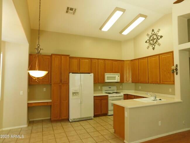 Building Photo - 2656 E Sherri Dr