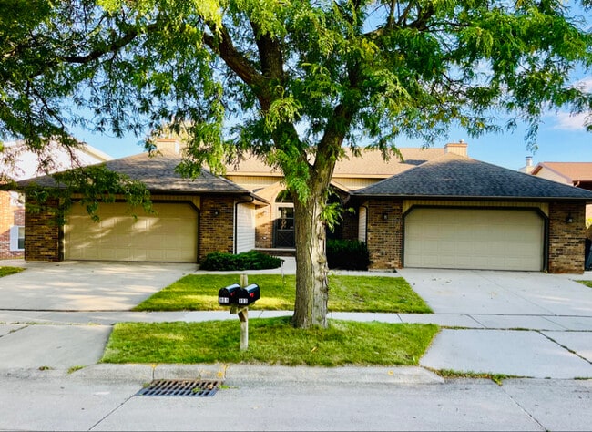 Building Photo - 801 W Ridgeview Dr