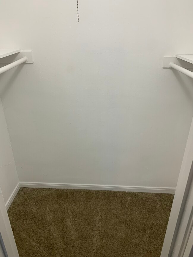 Large bedroom Walk-in closet - Memorial Fountain