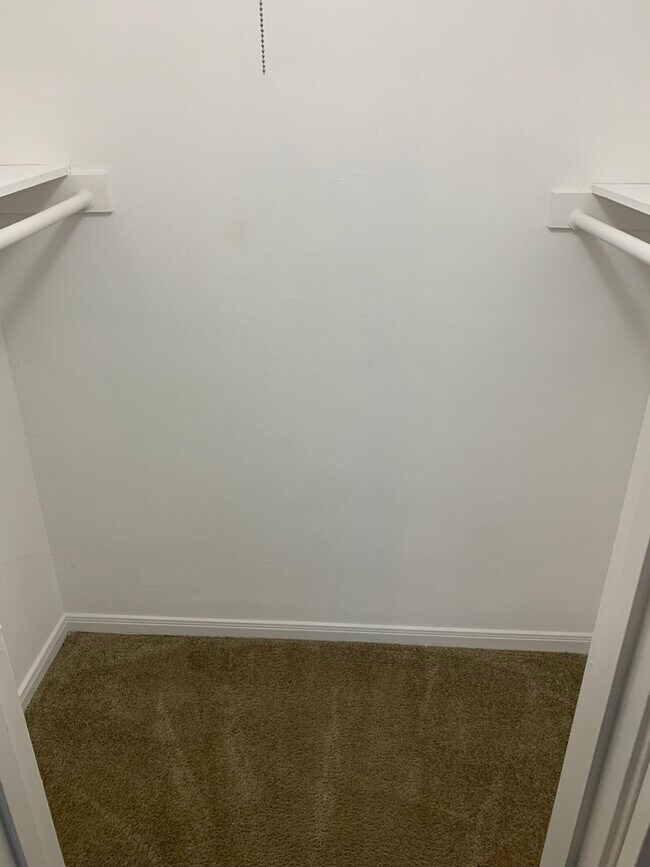 Large bedroom Walk-in closet - Memorial Fountain