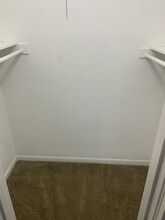 Large bedroom Walk-in closet - Memorial Fountain