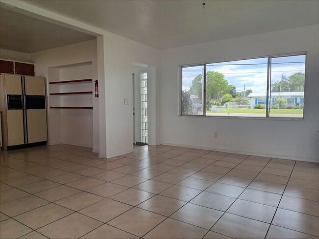 Building Photo - 1565 Lake Shipp Dr