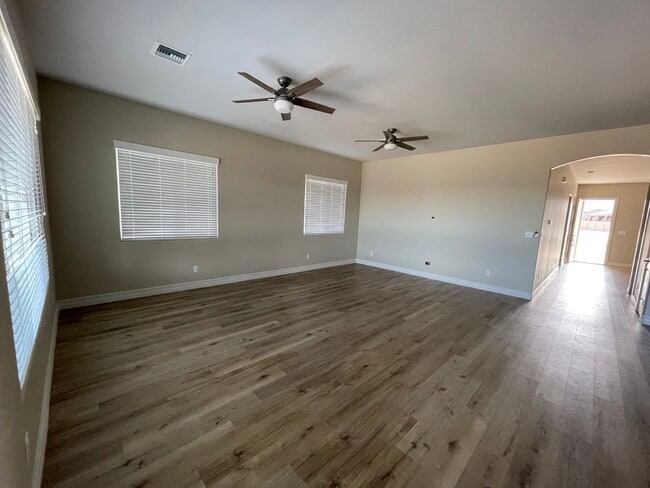 Building Photo - NEARLY NEW -LARGE & IMMACULATE HOME ON HUG...