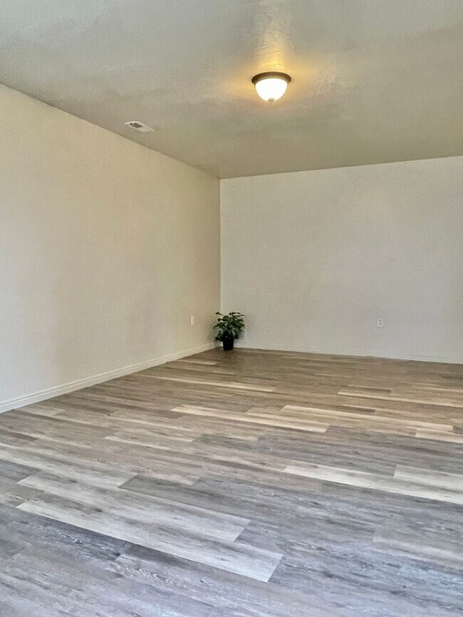 Building Photo - 407 Downs Dr