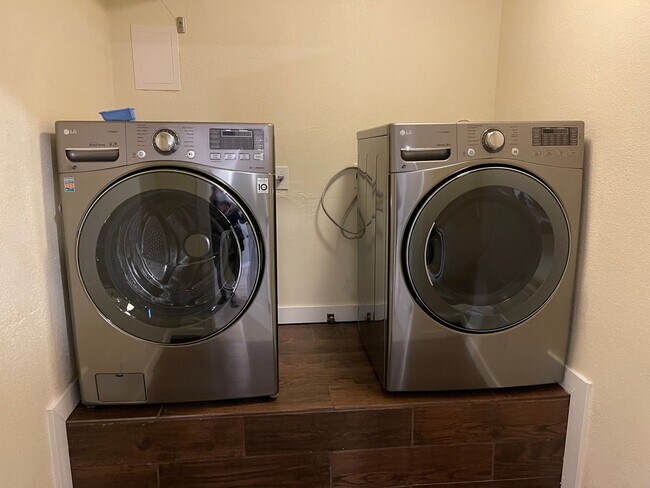 Foto del edificio - Updated Townhome Louisville- Perfect commuting location