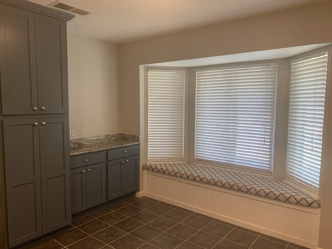 Foto del edificio - Beautifully Updated Home 1 Block From Heri...