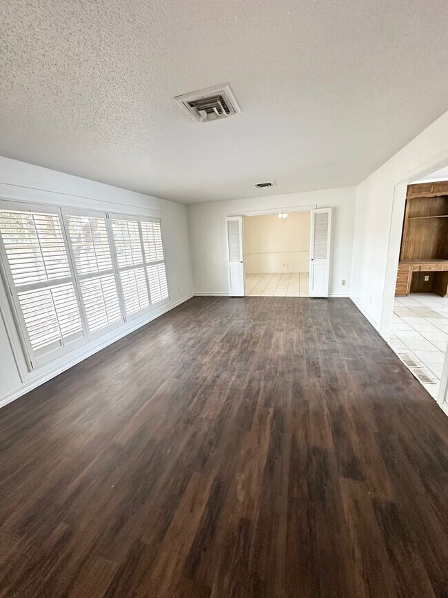 Building Photo - 3 Bed 2 Bath Located In The Heart Of Midland