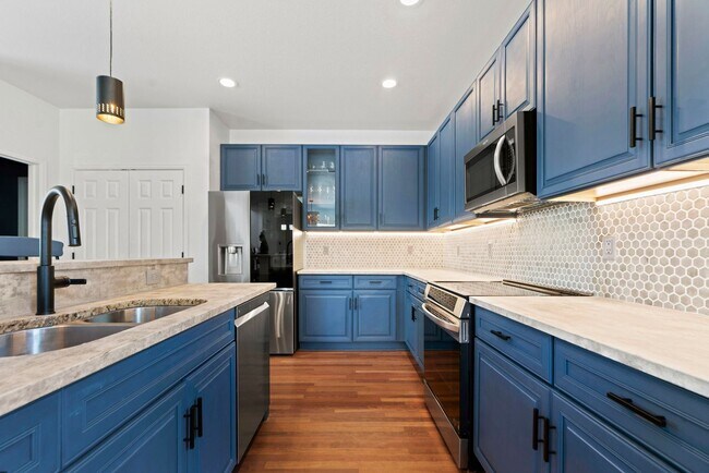 Foto del edificio - Central Park Prime Location Home - 3 Bed, 3 Bath, 2 Car Attached Garage