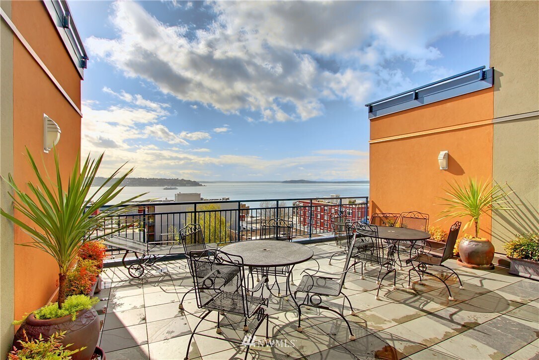 Rooftop Deck - 2415 2nd Ave
