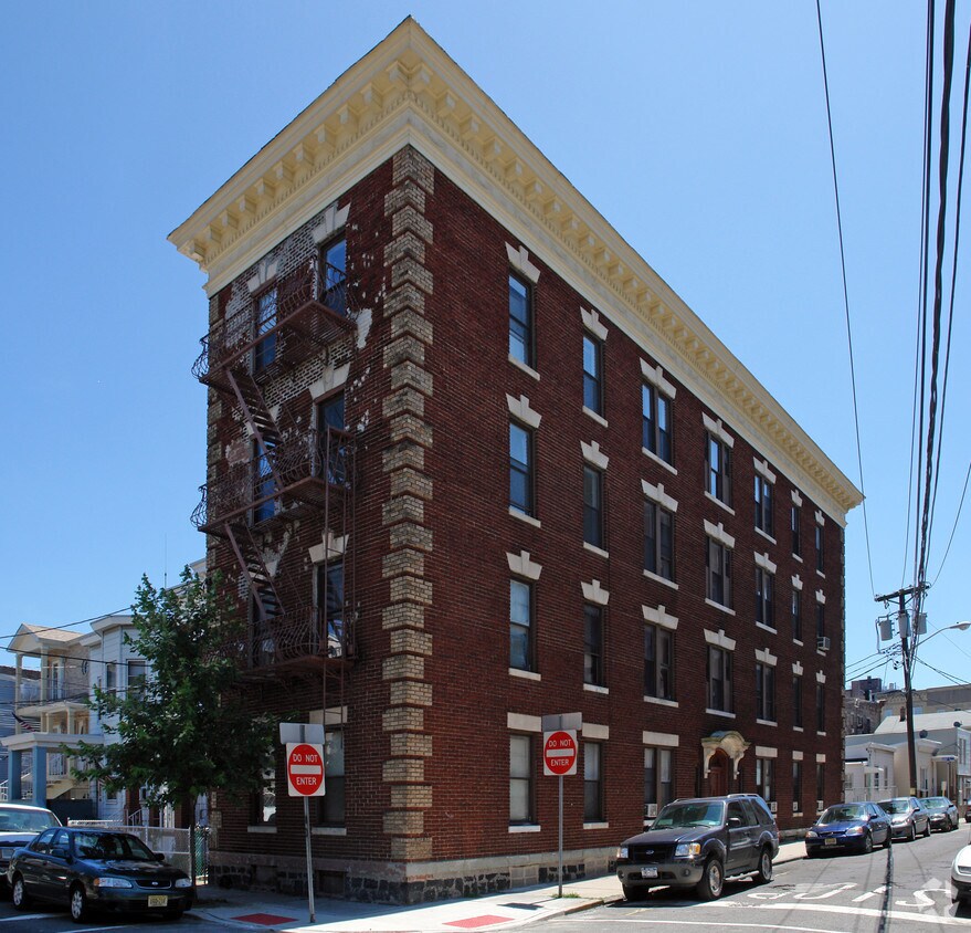 Primary Photo - 5512 Madison St