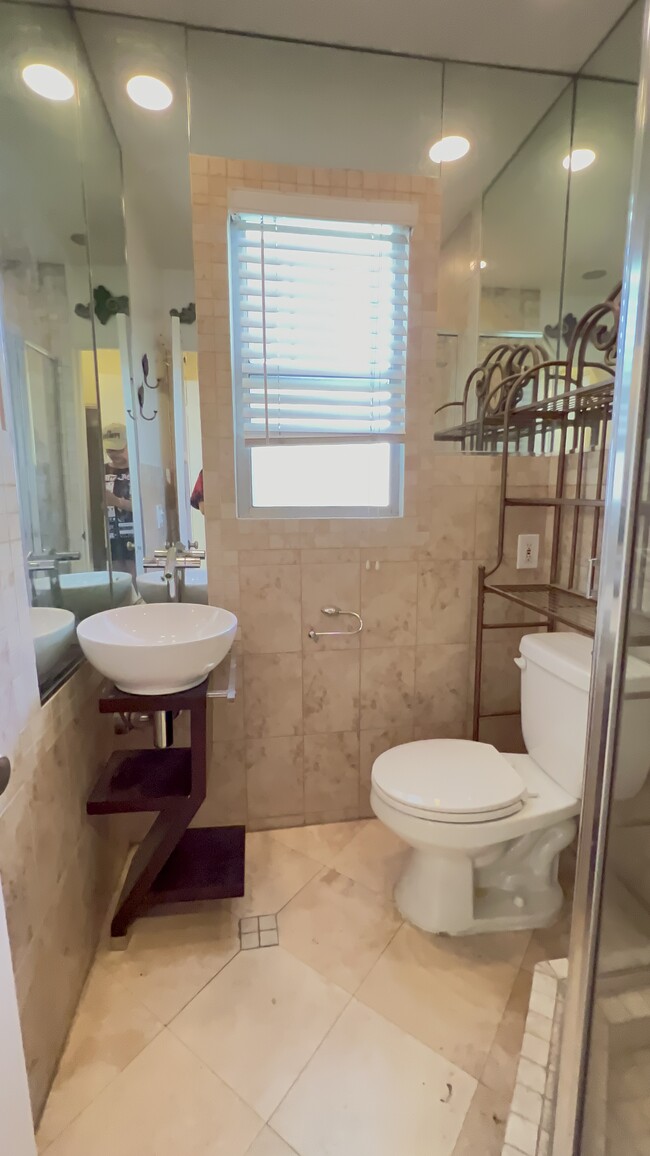 bathroom #1 - 4918 Cahuenga Blvd