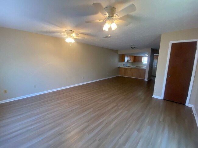 Building Photo - Great Townhome in The Cove! *1/2 OFF Secur...