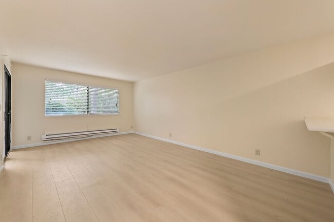 Foto del edificio - 1 bedroom 1 bath condo in heart of Silicon Valley.