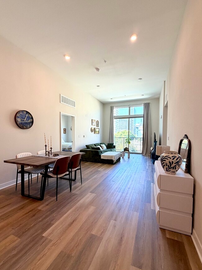 Building Photo - 748 S Irolo