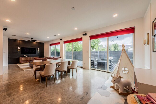 Foto del edificio - 371 Everest Ave