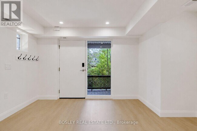 Building Photo - 225 Gainsborough Rd