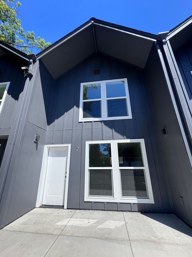 Building Photo - 5406 NE 34th St