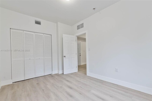 Foto del edificio - 858 NW 3rd St