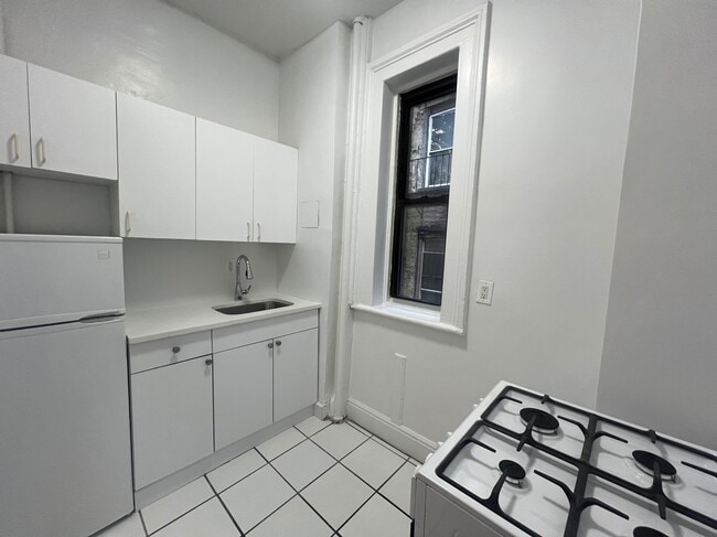 Building Photo - 159 E 55th St