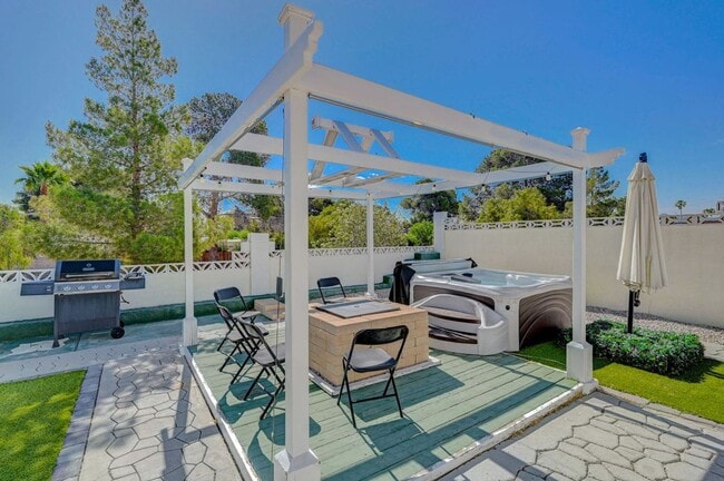 Foto del edificio - Beautiful single-story custom home featuri...