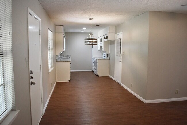 Building Photo - Charming 3-Bed, 2-Bath Gem in Fort Worth –...