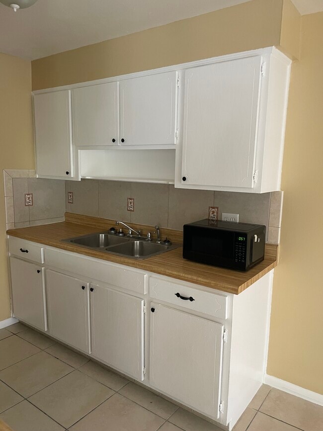 Kitchen - 140 Minna Ln