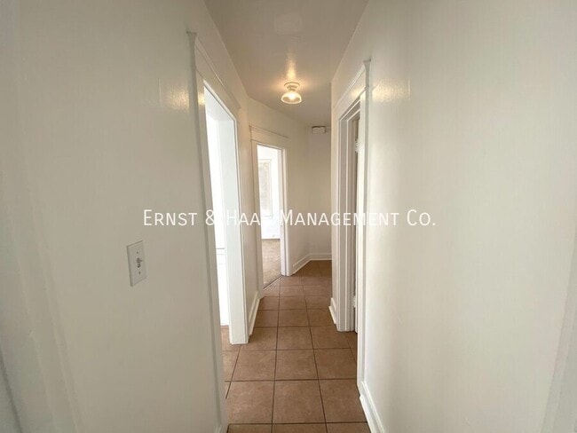 Building Photo - 317 1/2  Temple Ave.-