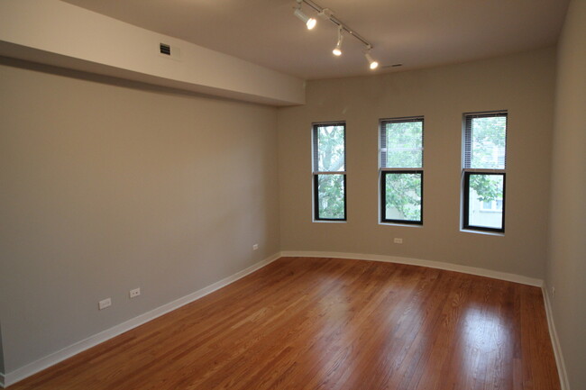 Building Photo - 6449 N Claremont Ave