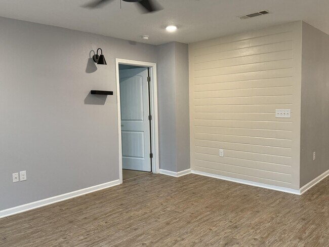 Foto del edificio - 351 Merlin Ct