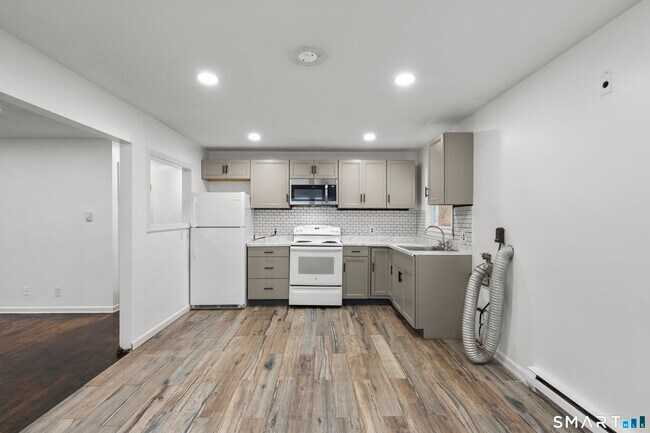 Building Photo - 21 N Spring St