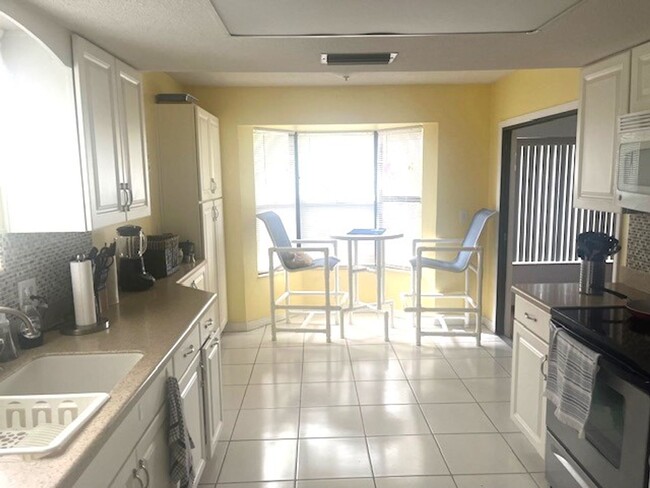 Foto del edificio - Furnished 2 bedroom, 2 bath townhome