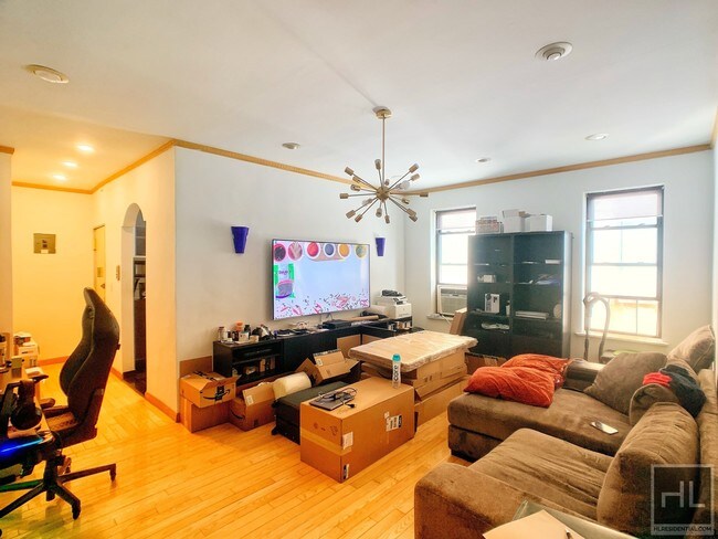 Foto del edificio - 7501 Ridge Blvd