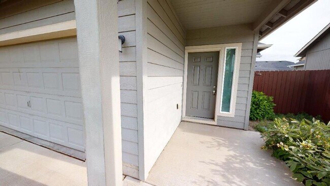 Building Photo - 1122 SW Carver St *Fenced Patio Area, Doub...