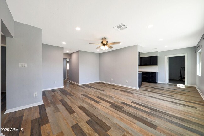 Foto del edificio - 6904 E 6th St