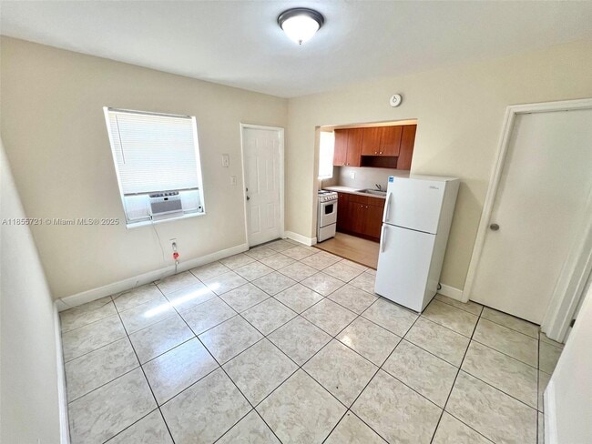 Foto del edificio - 698 NE 85th St