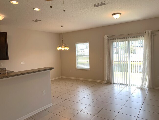 Foto del edificio - Moultrie Village Townhome with two ensuite bedrooms!